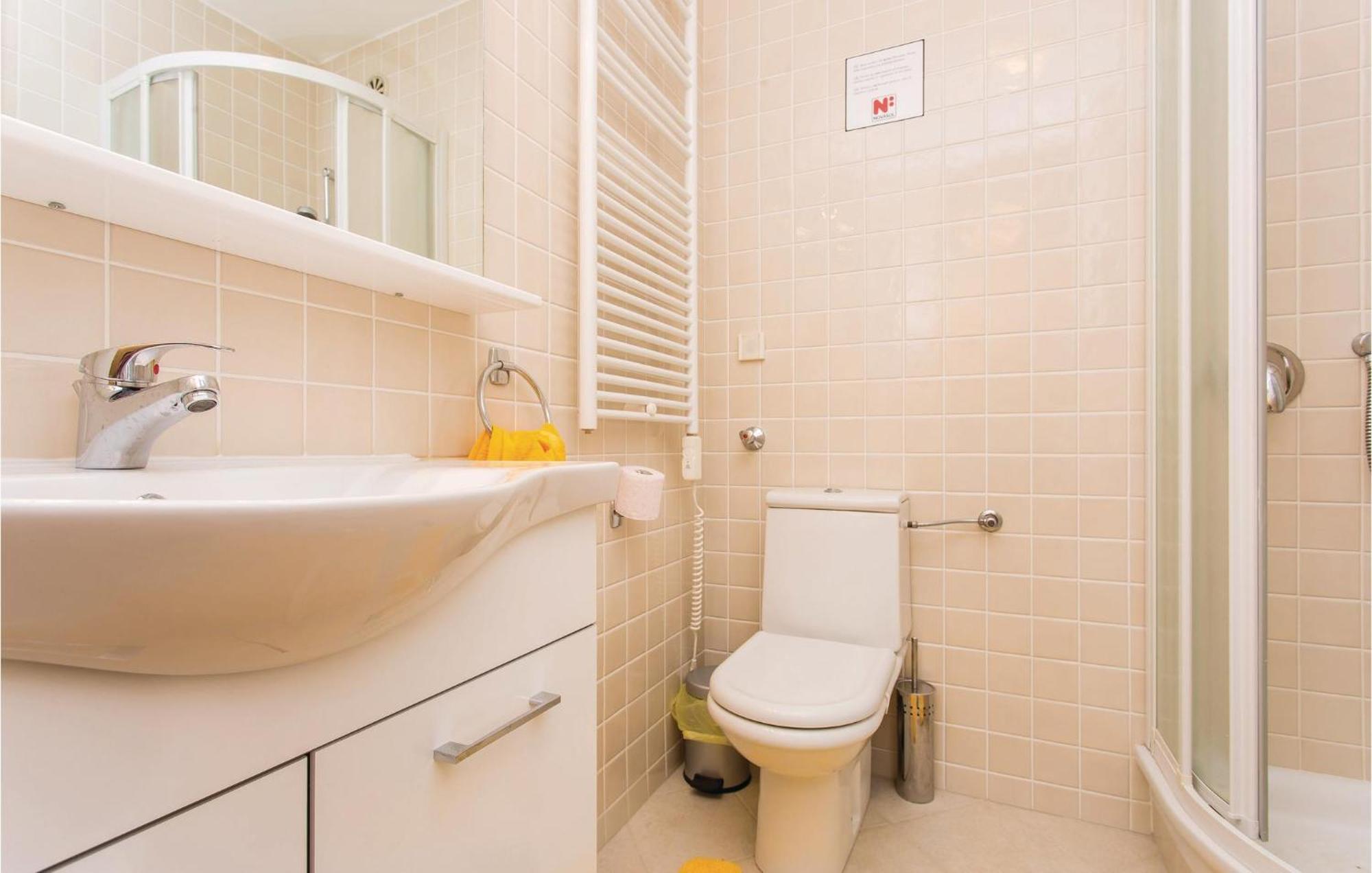 Amazing Apartment In Njivice With Wifi Luaran gambar